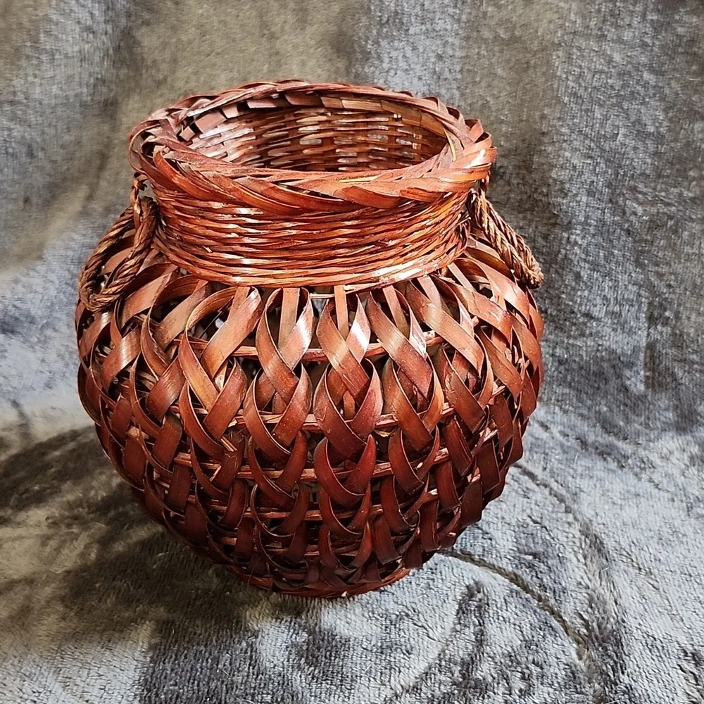 Hand woven chestnut vase basket ring handle small